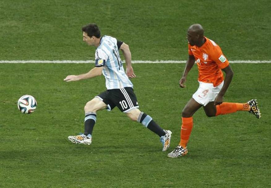 Messi sfugge alla marcatura di Martins Indi. EPA
